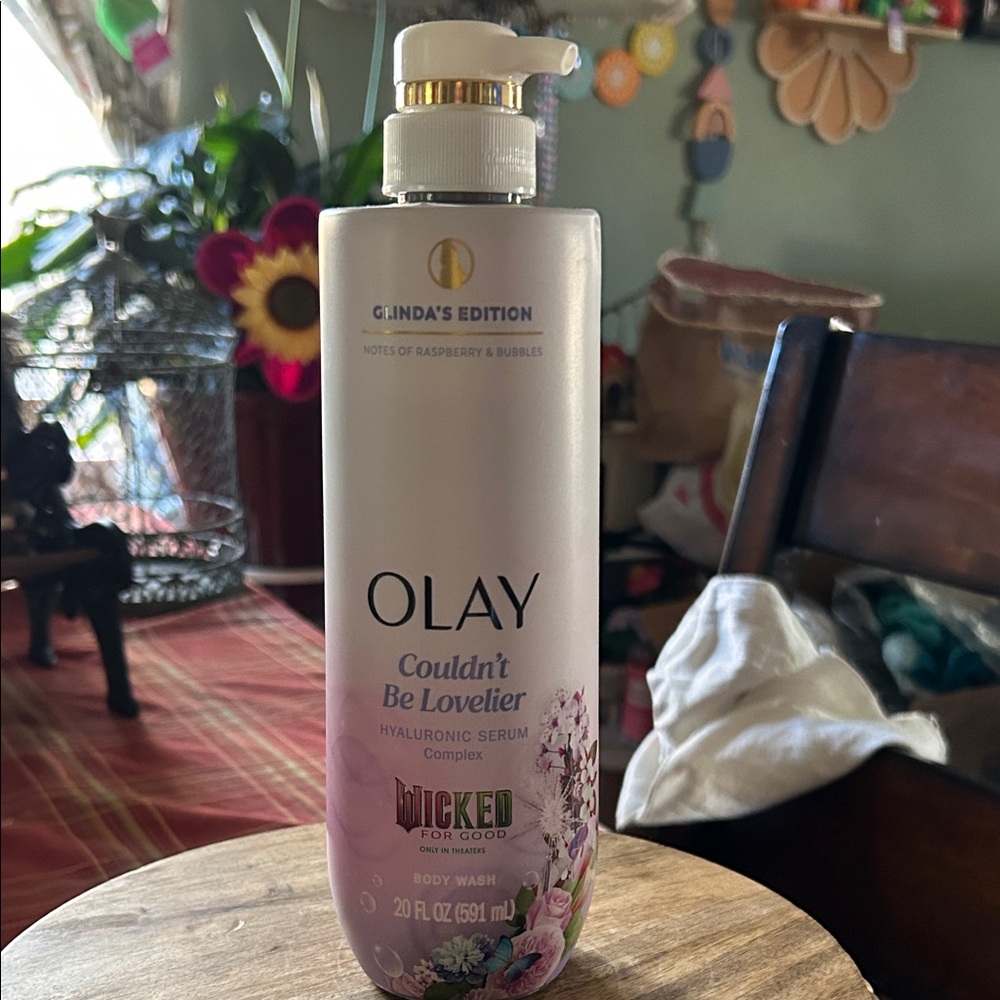 Olay Couldn’t Be Lovelier Glinda’s Edition Body Wash 20 Fl Oz Raspberry & Bubble